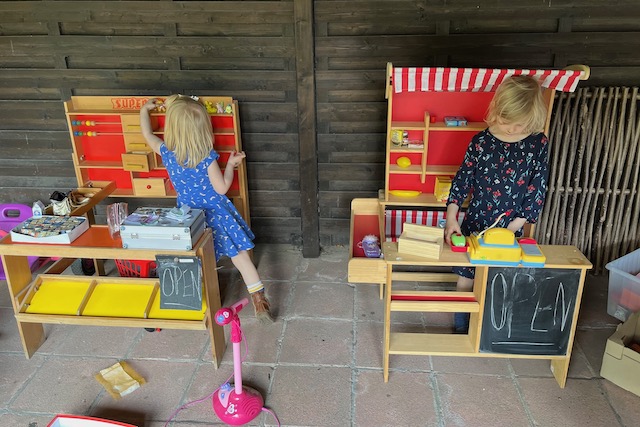 Kinderen spelen winkeltje